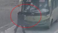 男子乘车遭拒疯狂打砸客车