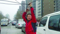 小伙徒手托举被刮断的线缆