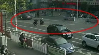 2万现金被吹散路人帮捡