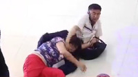 女子不满隆胸效果医院脱衣