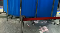 实拍女子地铁站内疯狂撒钱