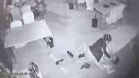 男子骚扰女子反被摁倒
