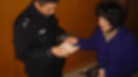 丈夫捡钱妻子冒充失主领钱
