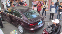 奥迪女买奶茶开车撞母女