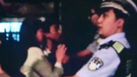 11岁男孩保护"酒驾爹"袭警