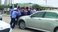 网曝9执法人员与2游客互殴