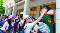 女游客为兵马俑站岗武警擦汗