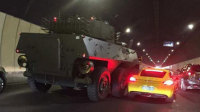 保时捷任性撞上装甲车