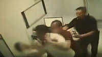 监拍男子看病发火猛扇医生