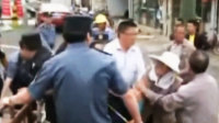 老妇当街撒泼阻建红绿灯