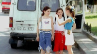 3女孩相中帅哥表白遭拒