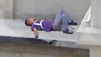 男子40层楼楼顶边缘酣睡