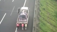 监控高速路4人当纤夫