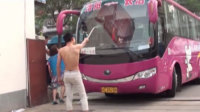 全家上阵围殴客车司机