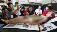 沈阳车展"女体盛"吸引眼球