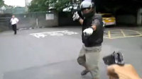 实拍偷车贼持斧叫嚣逼近警察