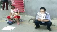 女子行骗保安蹲地举牌揭骗