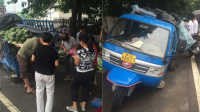 瓜农车陷路坑城管帮其卖瓜