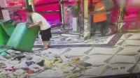 环卫长指挥下属往酒店倒垃圾