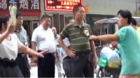 实拍大妈街头专打漂亮女孩