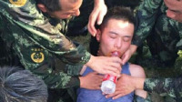爆炸现场防化战士脱水晕倒
