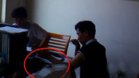 现场副镇长办公室耍酒疯