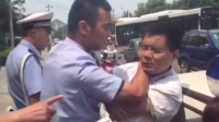 教授夫妇骂交警"瓜娃子"被拘