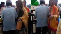老人浴场出口专撞女子胸部
