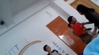 实拍一幼儿园老师体罚学生