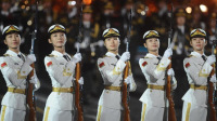 惊艳!仪仗队女兵首亮相海外