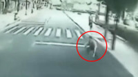 老人3分钟连钻两辆公交车