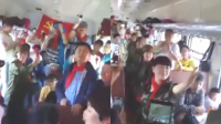 大妈火车上跳舞引领潮流