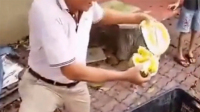 牛人秀绝活:徒手拍榴莲