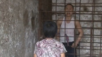 男子被母亲用铁牢囚禁10年