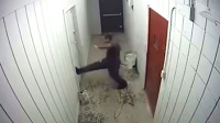 小偷误入陷阱密室被瓮中捉鳖