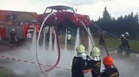 实拍消防员用水管让汽车浮空