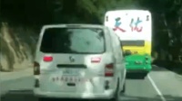 怒!游览车挡路救护车