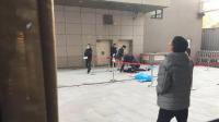 悲剧!为救人反被砸中身亡