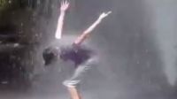 戏精!小哥上演"雨中舞步"