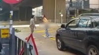 情侣争执女子当街脱光