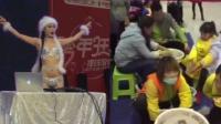 台上三点式表演台下娃娃做手工