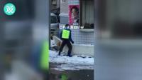 小学生用雪"击打"安倍海报