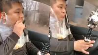 懒癌晚期!耳朵挂垃圾袋