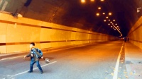 男孩路中央尬舞戏耍汽车