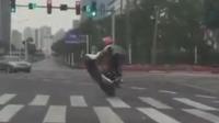 男子花式骑摩托:挑战交警