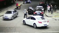女司机当街辱骂追打交警