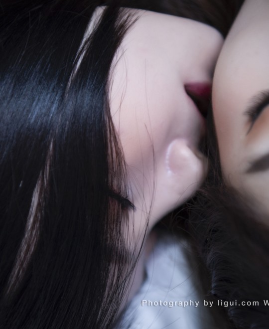 半夜妺妺叫我吃她胸迅雷下载